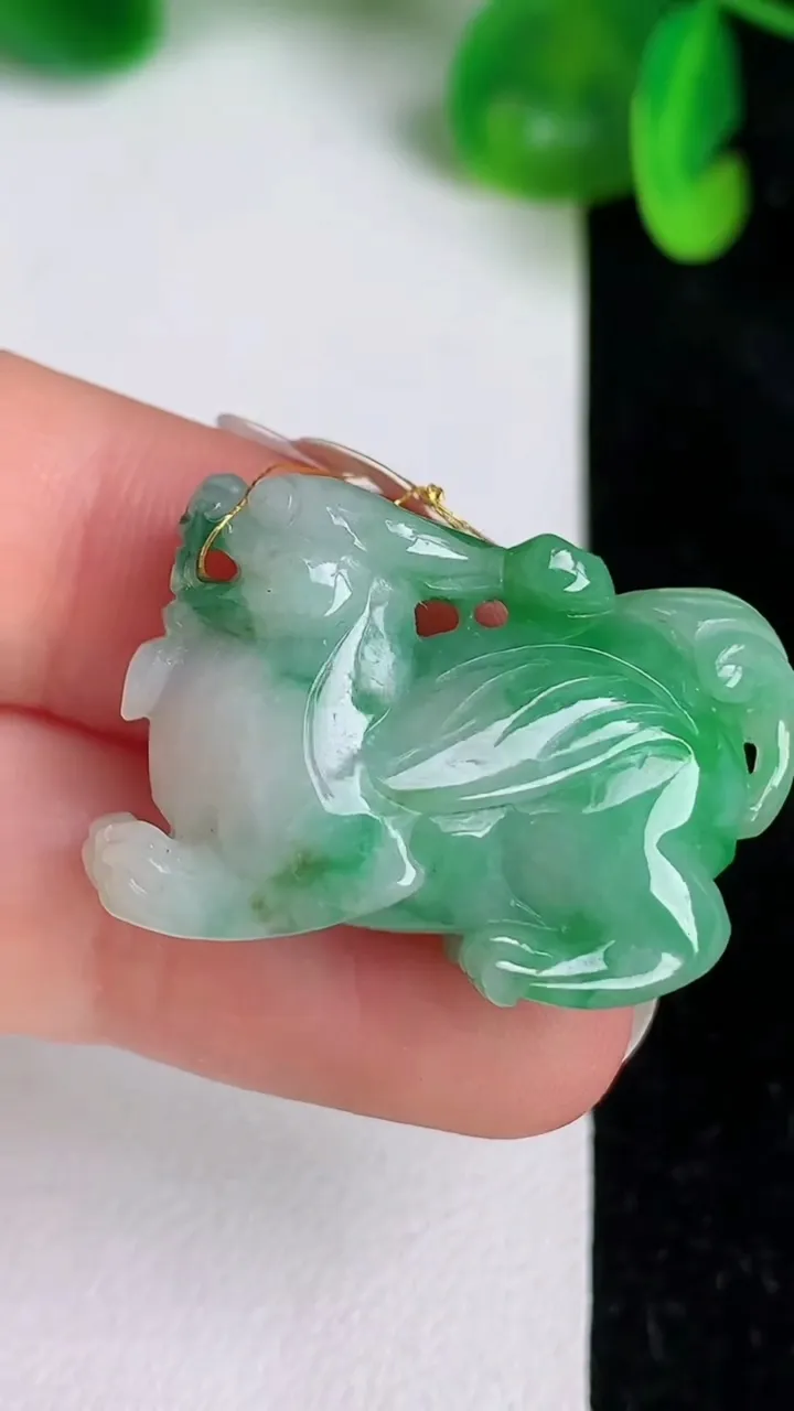 天然A货翡翠麒麟吊坠，尺寸28.8-19.2-9.3，重量:9.64g
6月20日