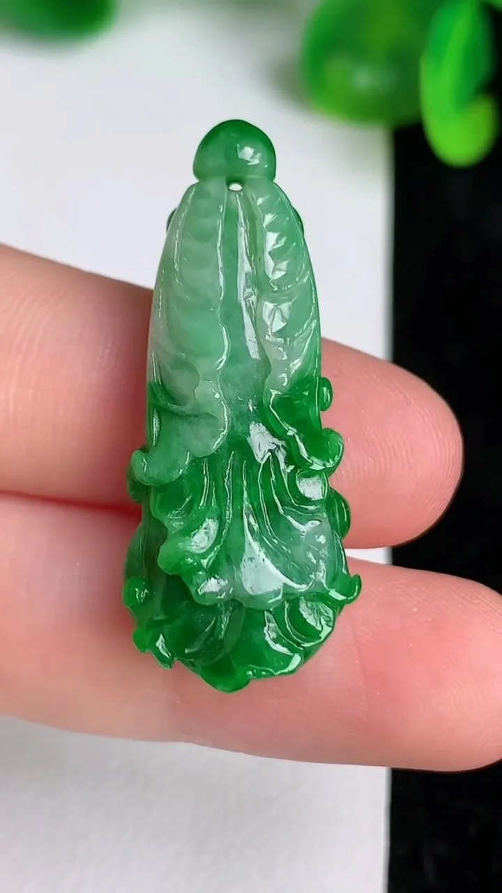 天然A货翡翠白菜吊坠，尺寸35.3-13.2-5.5，重量:4.97g
6月20日