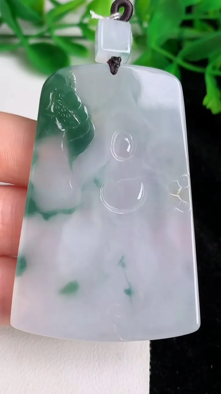 天然A货翡翠种飘花观音菩萨吊坠，尺寸61.2-42-5，重量:33.25g
6月20日