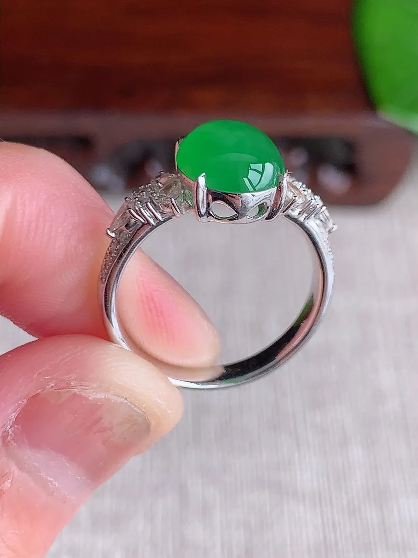 天然A货翡翠18K金伴钻镶嵌阳绿蛋面戒指 圈口17裸石尺寸10×7.7mm 重量4.14g 0619