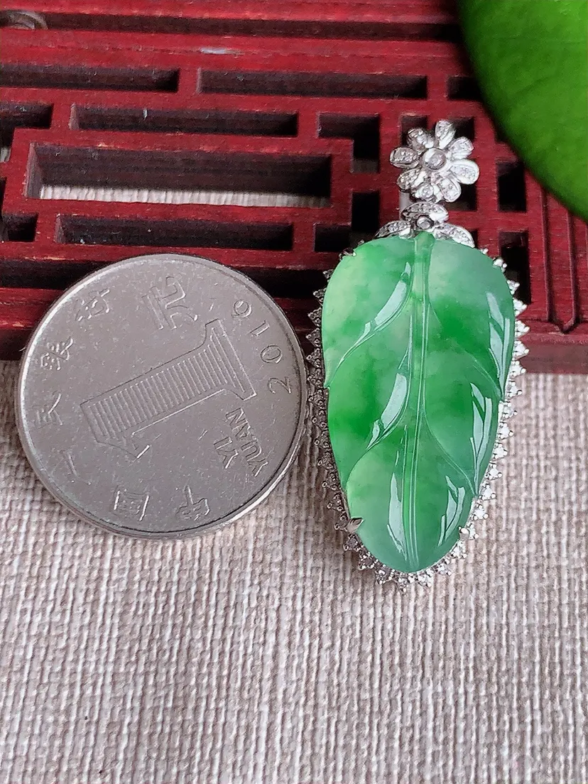 天然A货翡翠18K金伴飘绿叶子金枝玉叶吊坠尺寸40.6×18.3×7.3裸石28×15.5m量6.66g 0619