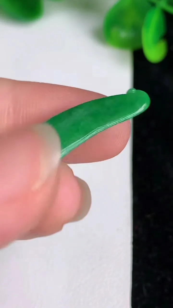 天然A货翡翠福瓜吊坠，尺寸35.3-11-5.3，重量:3.63g
6月20日