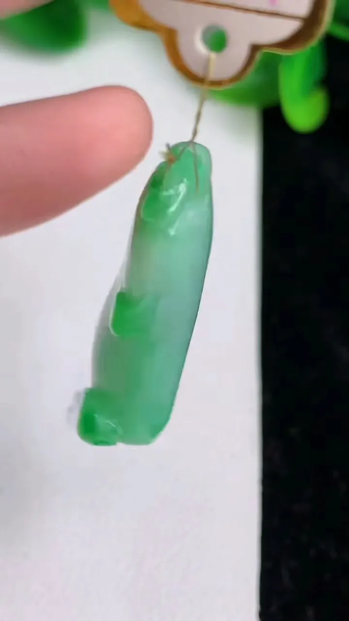 天然A货翡翠福瓜吊坠，尺寸33.7-19.3-9.2，重量:10.88g
6月20日