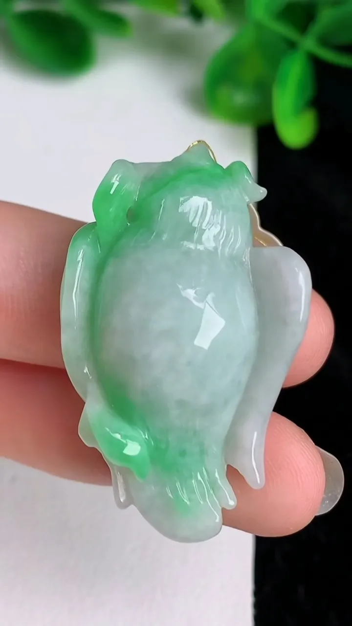 天然A货翡翠老鹰 大鹏展翅吊坠，尺寸41.3-23.4-13，重量:15.07g
6月20日