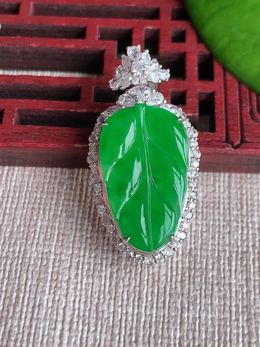 天然A货翡翠18K金伴阳绿叶子金枝玉叶吊坠尺寸31.5×16×8.7裸石20.5×12m量5.57g 0619