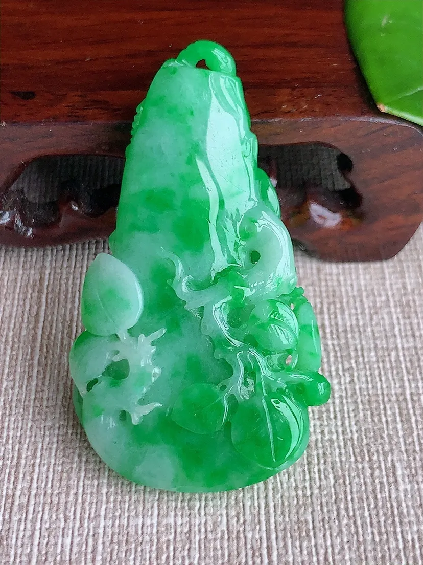 天然A货翡翠飘阳绿寿桃灵猴献寿吊坠 尺寸50×29×11m量20.90g 0619