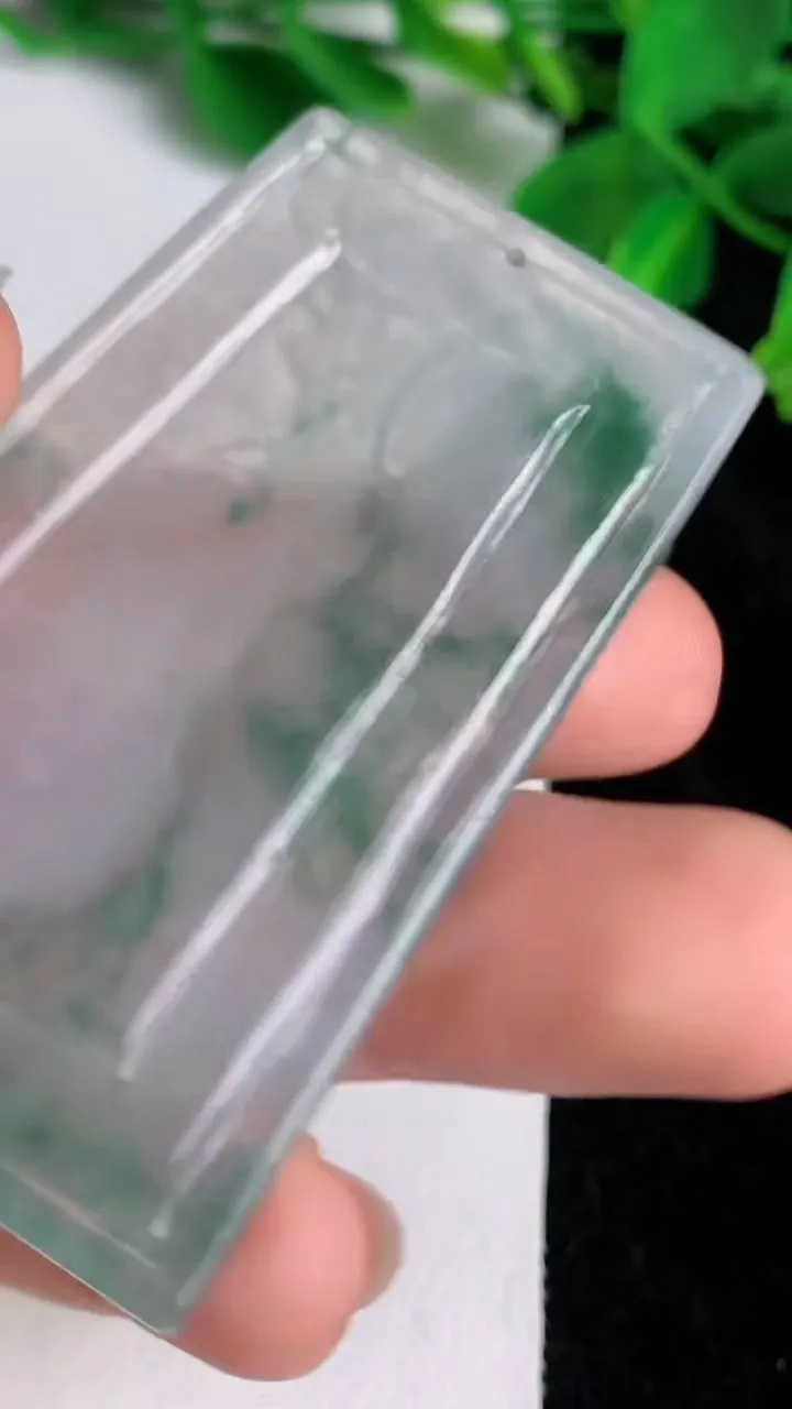 天然A货翡翠种飘花山水大势至菩萨吊坠，尺寸58-33-6.7，重量:25.28g
6月20日