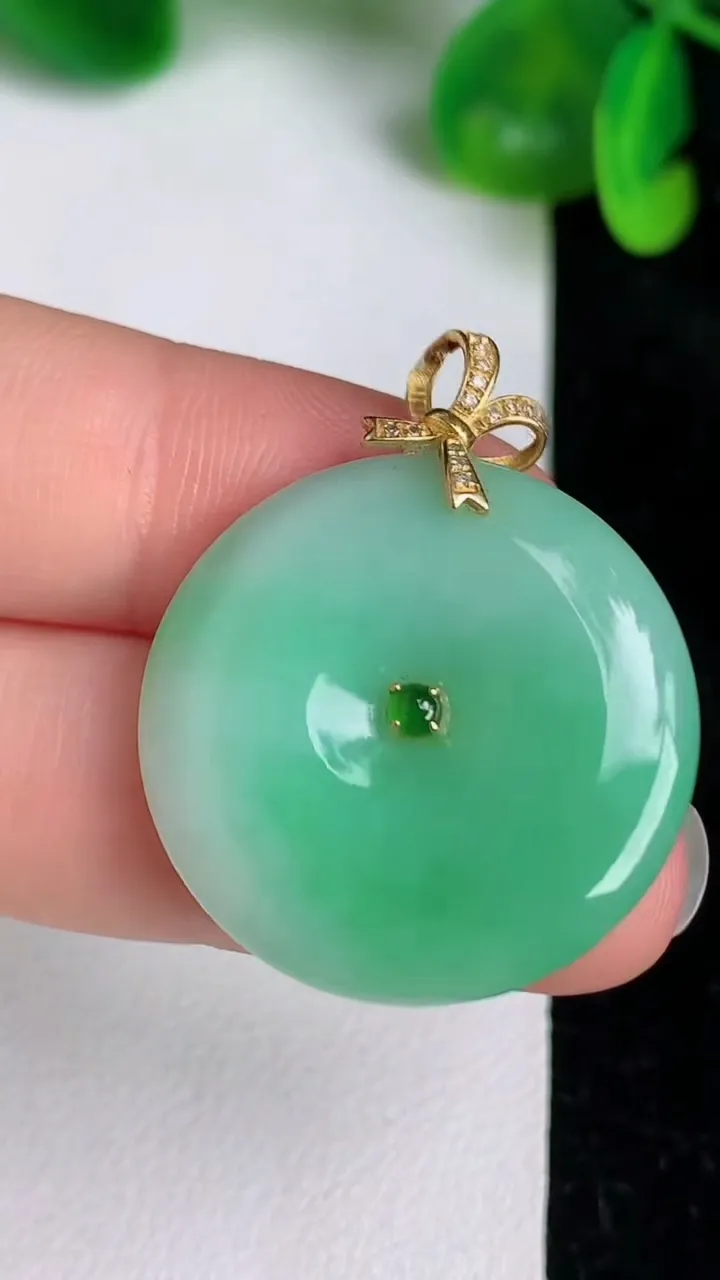 天然A货翡翠平安扣吊坠，尺寸26.2-4.8，重量:7.45g
6月20日