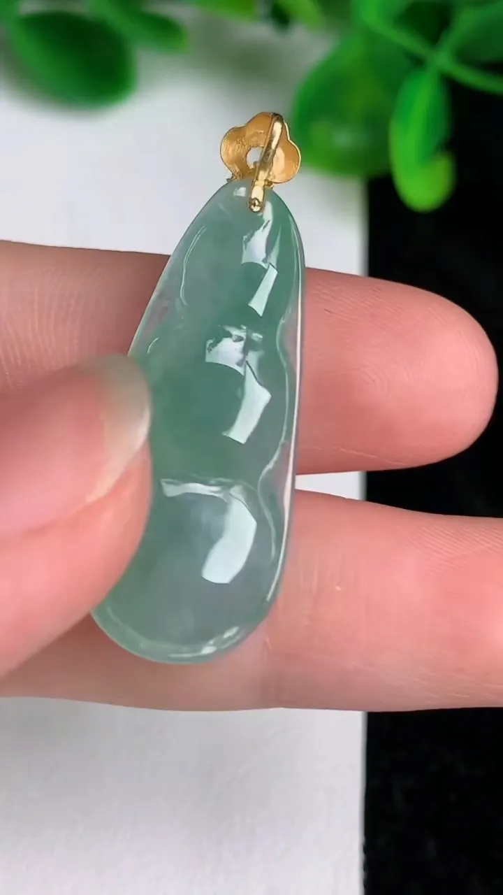 天然A货翡翠福豆吊坠，尺寸32-14-7.5，重量:1.71g
6月20日