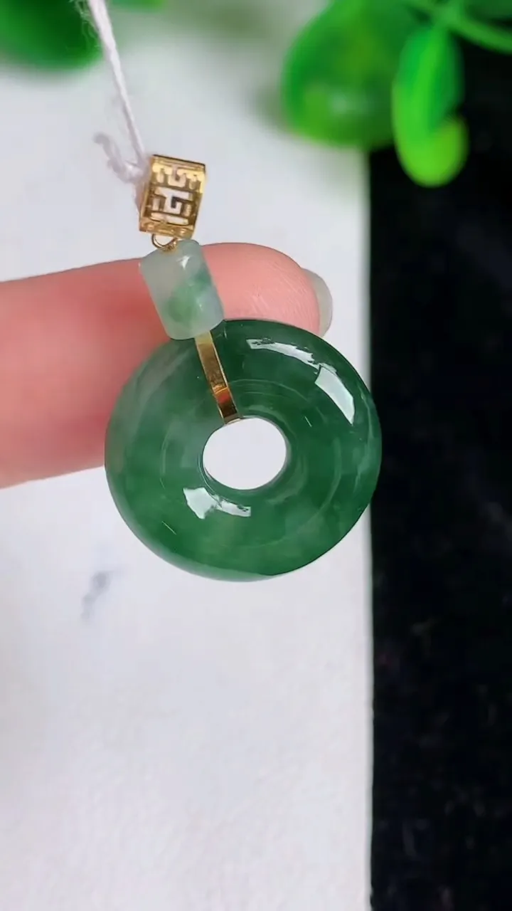 天然A货翡翠平安扣吊坠，尺寸17-4.6，重量:2.94g
6月20日