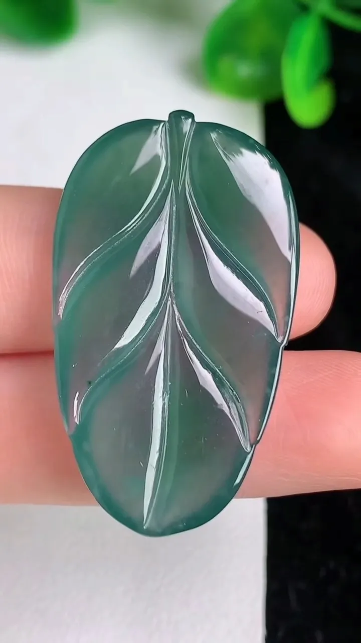 天然A货翡翠蓝水金枝玉叶 叶子吊坠，尺寸38.7-23-4.3，重量:7.40g
6月20日