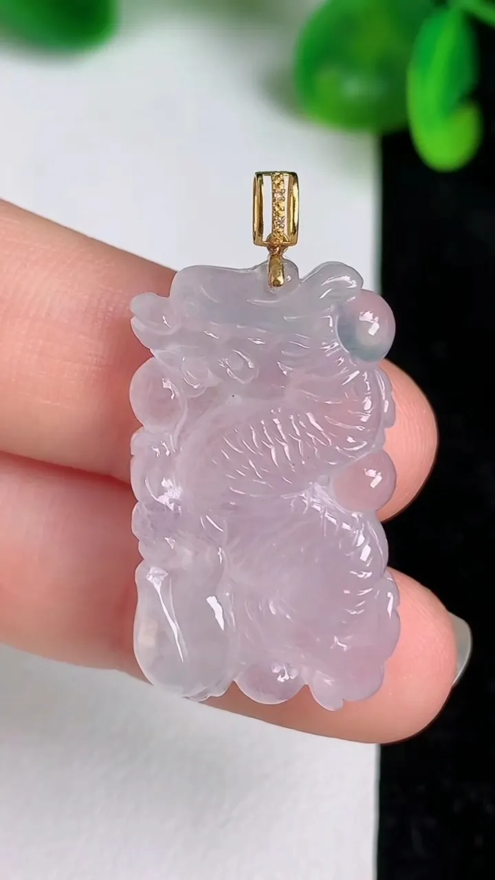 天然A货翡翠种白冰龙牌吊坠，尺寸30-17.2-6，重量:7.35g
6月20日
