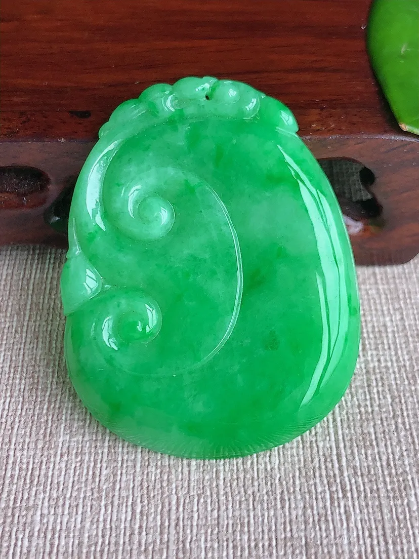 天然A货翡翠阳绿大如意吊坠 尺寸48.4×37.4×5.3m量19.78g 0619