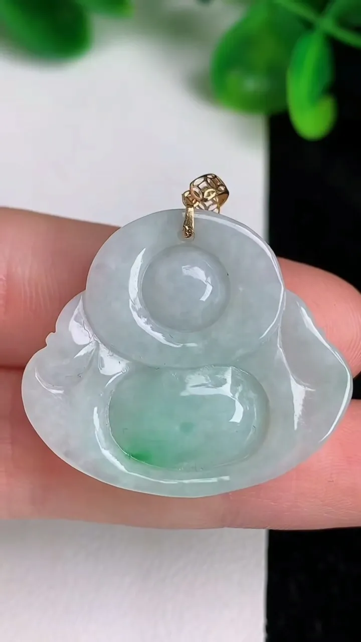 天然A货翡翠如意头吊坠，尺寸27.6-32-5.6，重量:6.96g
6月20日