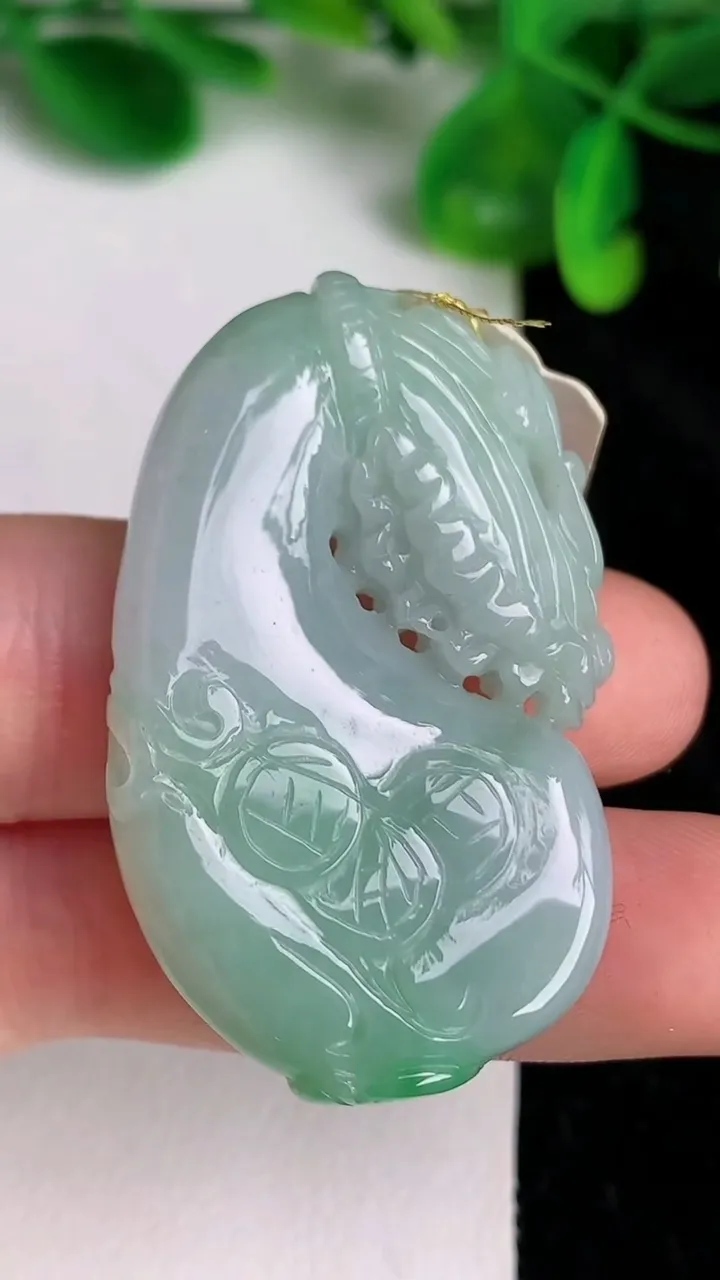 天然A货翡翠福瓜吊坠，尺寸43.6-26.3-8，重量:19.82g
6月20日