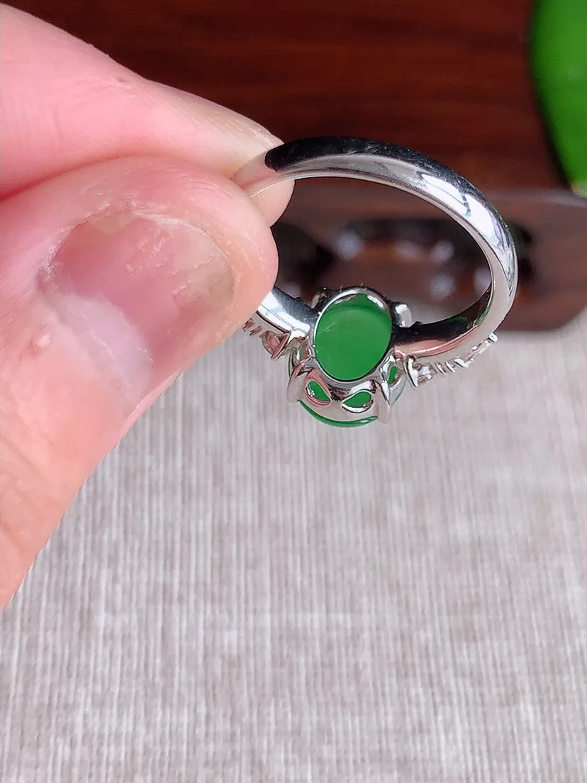 天然A货翡翠18K金伴钻镶嵌阳绿蛋面戒指 圈口17裸石尺寸10×7.7mm 重量4.14g 0619