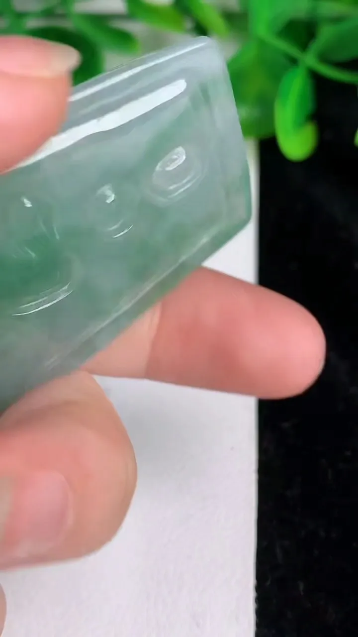 天然A货翡翠普贤菩萨吊坠，尺寸51.5-36-4.7，重量:20.00g
6月20日
