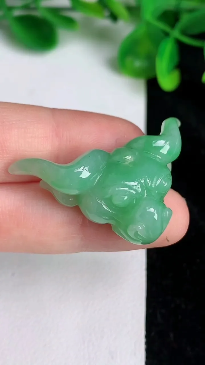 天然A货翡翠生肖牛吊坠，尺寸21.6-40.3-13，重量:11.30g
6月20日