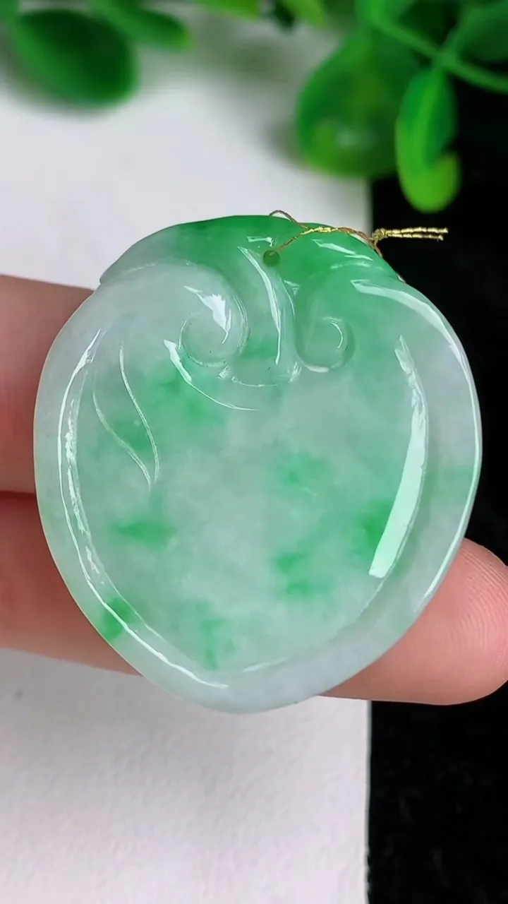 天然A货翡翠如意头吊坠，尺寸36-31-7，重量:16.70g
6月20日
