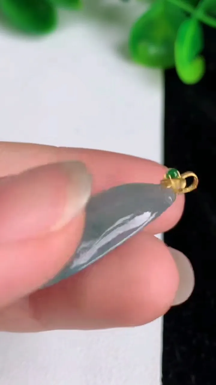 天然A货翡翠种飘花福瓜吊坠，尺寸27.7-17-6.4，重量:2.20g
6月20日