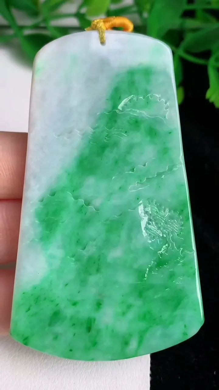 天然A货翡翠山水牌吊坠，尺寸73.8-43-6，重量:40.66g
6月20日