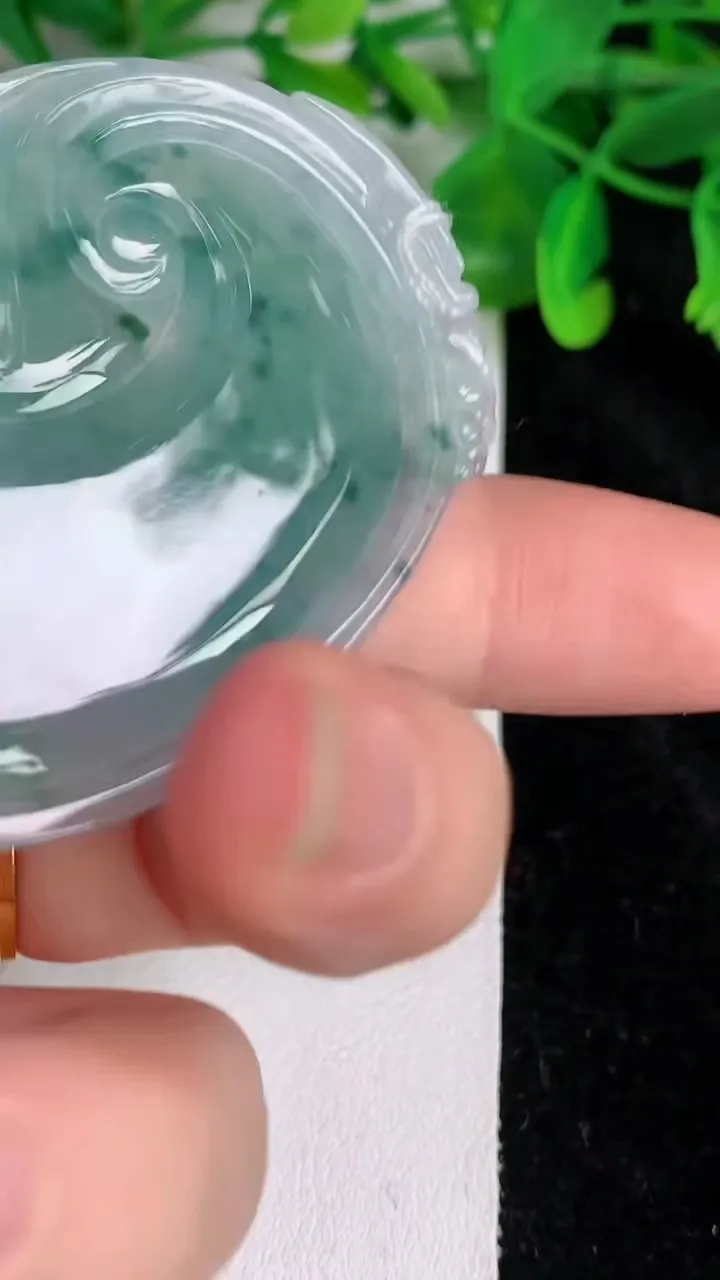 天然A货翡翠冰种飘花如意吊坠，尺寸55.8-40.6-5.6，重量:22.90g
6月20日