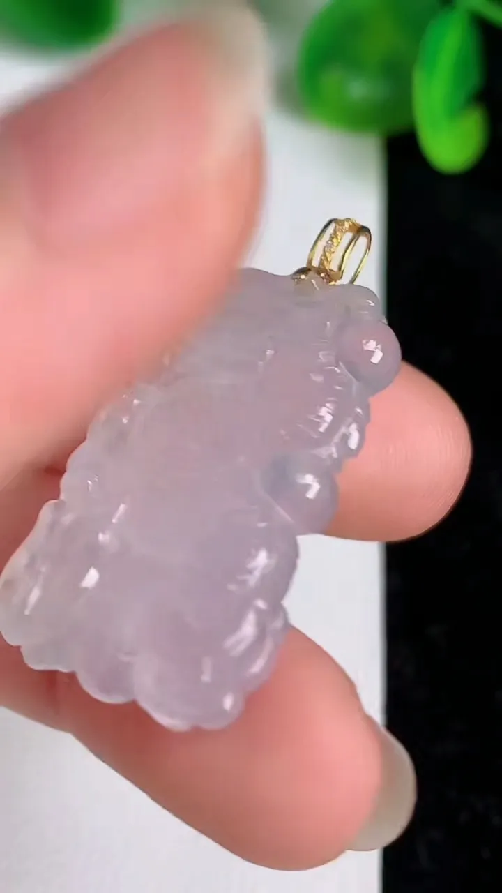 天然A货翡翠种白冰龙牌吊坠，尺寸30-17.2-6，重量:7.35g
6月20日