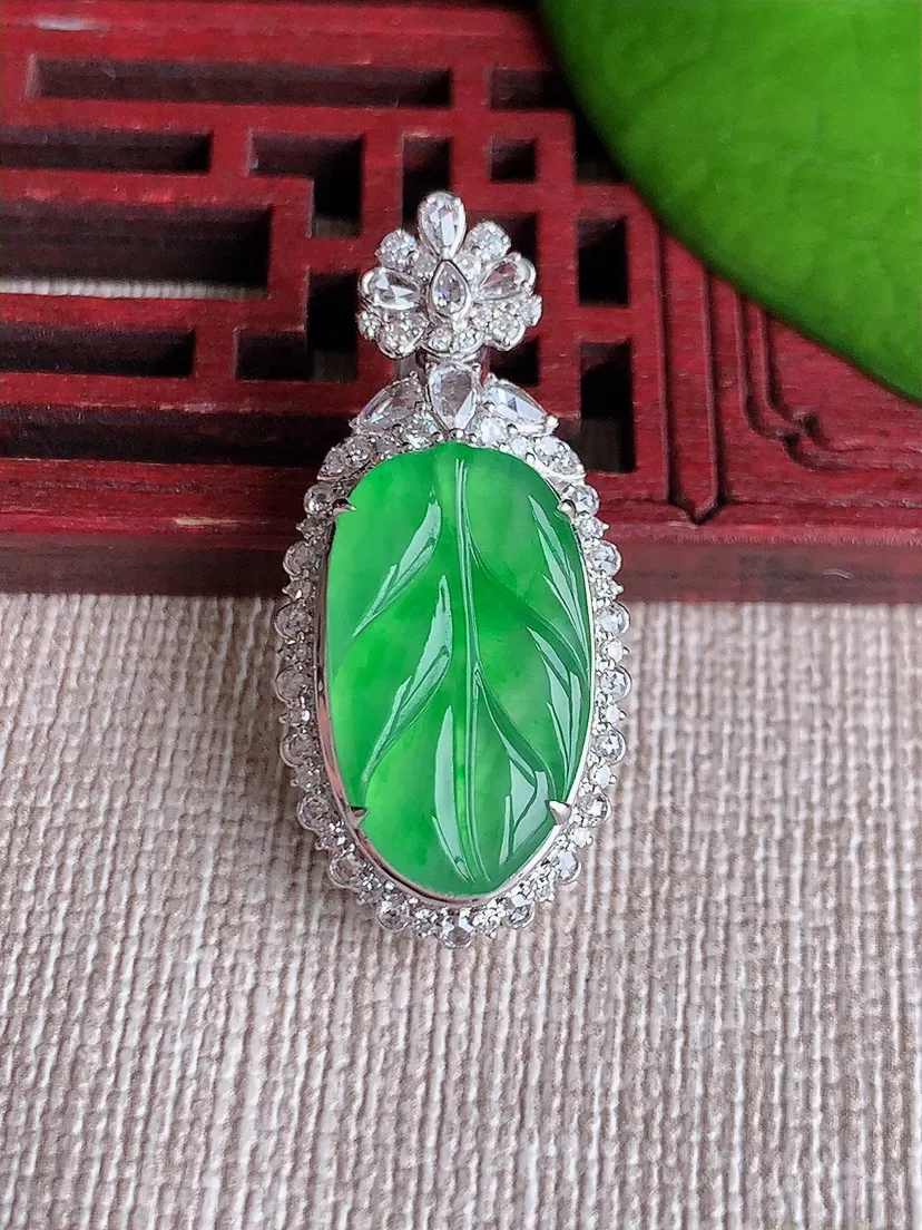 天然A货翡翠18K金伴阳绿叶子金枝玉叶吊坠尺寸32.6×15.3×9.5裸石18.7×11m量5.16g 0619