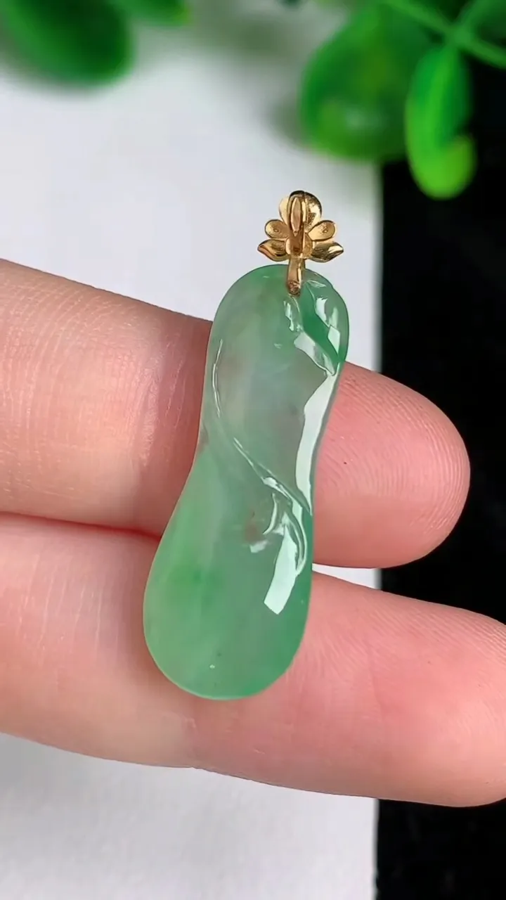 天然A货翡翠福瓜吊坠，尺寸28.2-10.4-6，重量:2.44g
6月20日