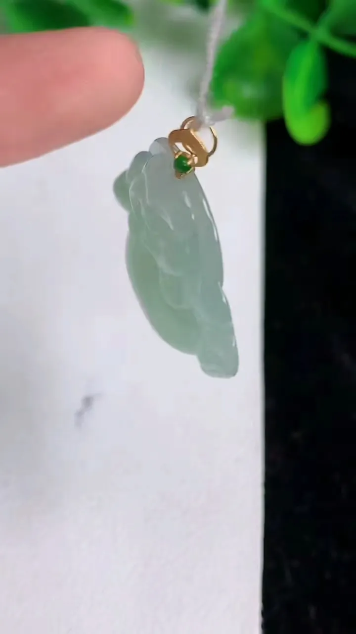 天然A货翡翠佛公吊坠，尺寸25.2-28.3-5.6，重量5.75g
6月20日