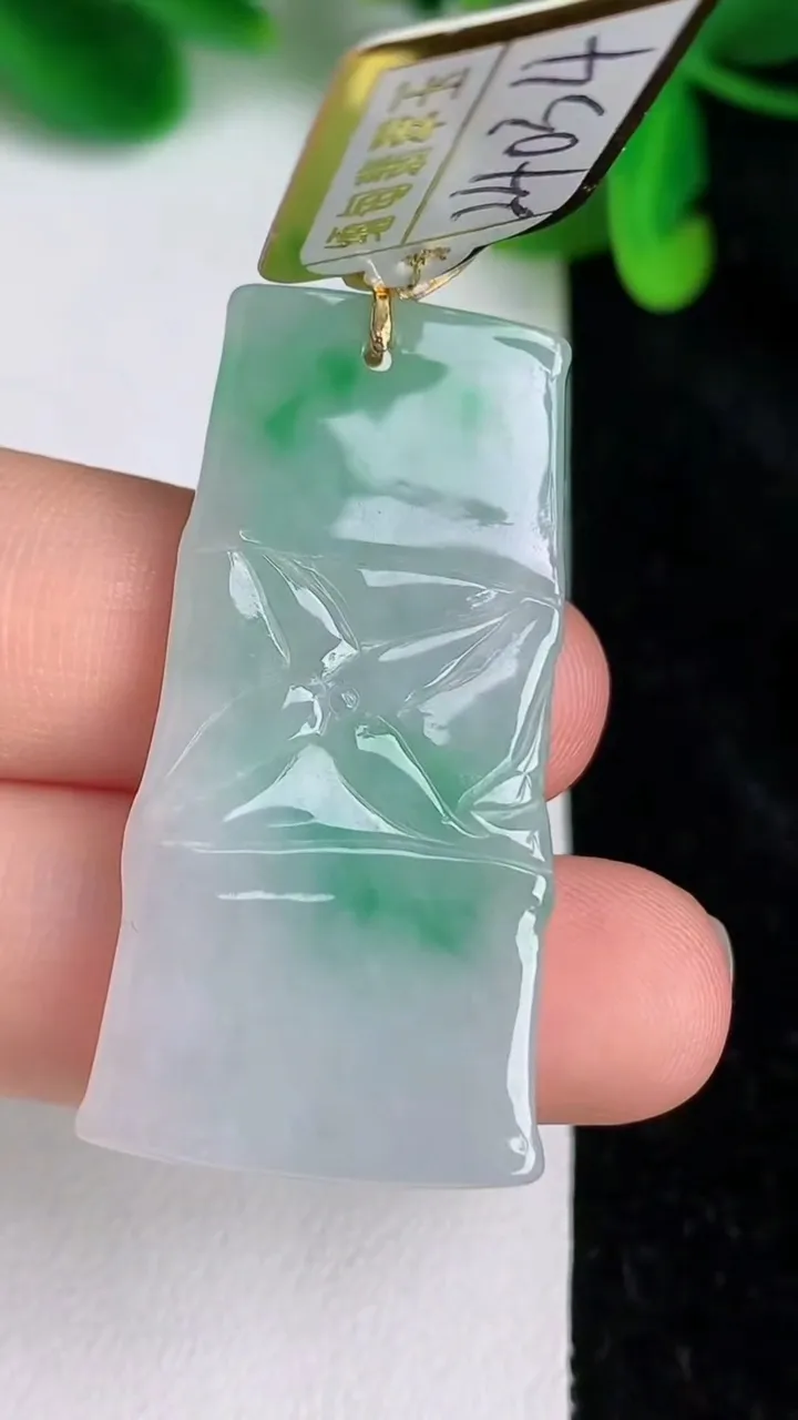 天然A货翡翠节节高升 竹节吊坠，尺寸41-20-3.6，重量:7.88g
6月20日