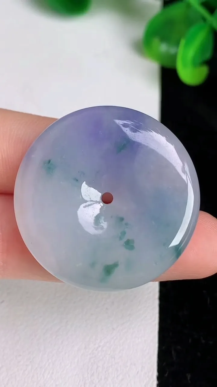 天然A货翡翠种紫罗兰飘花平安扣吊坠，尺寸32.8-6，重量:14.00g
6月20日