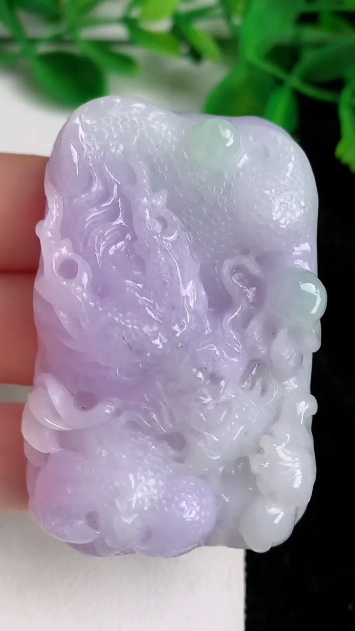 天然A货翡翠春带彩 紫罗兰龙牌吊坠，尺寸55.8-35.5-12.3，重量:59.25g
6月20日