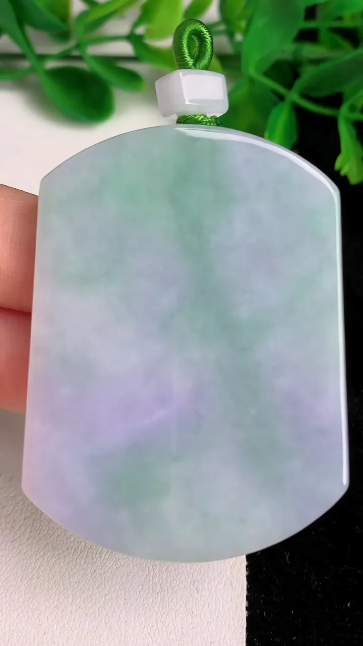 天然A货翡翠春带彩紫罗兰无事牌吊坠，尺寸57-42.8-5.3，重量:38.93g
6月20日