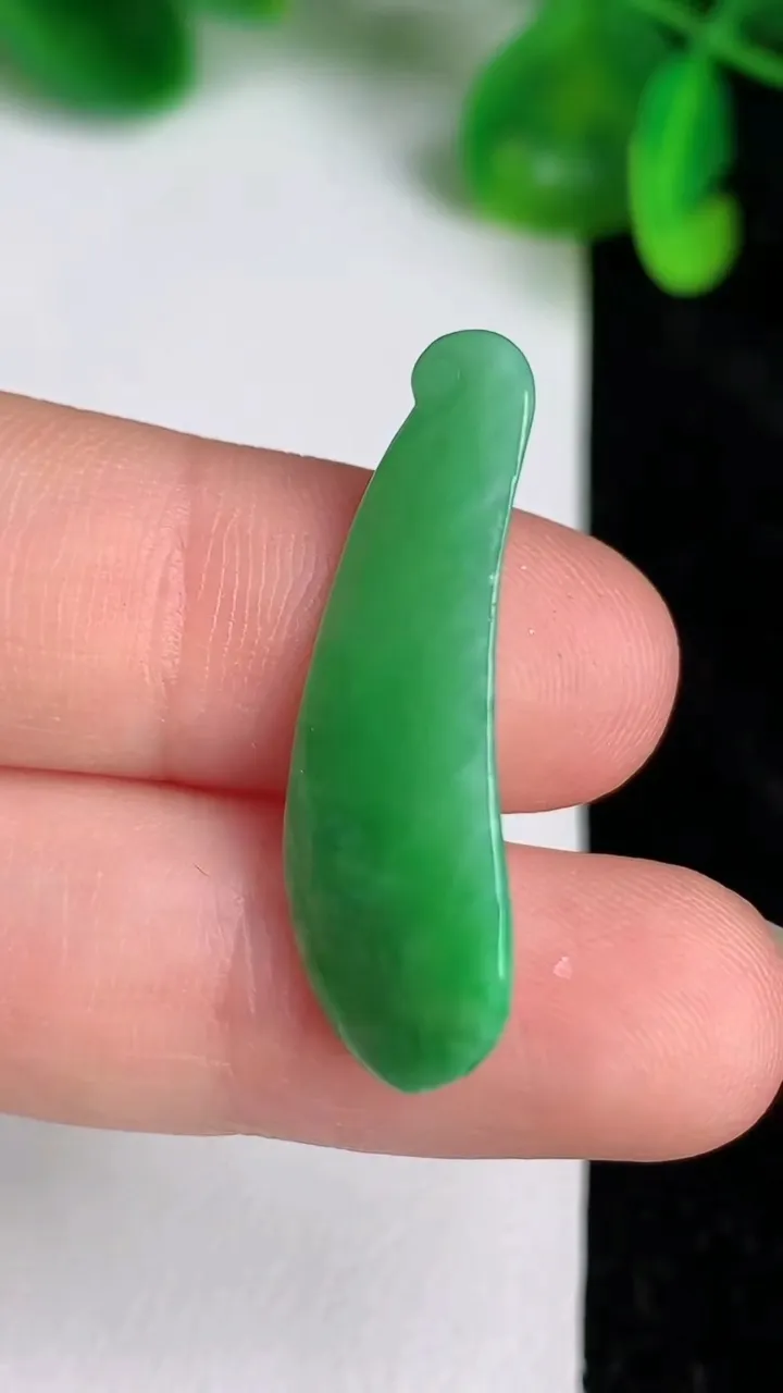 天然A货翡翠福瓜吊坠，尺寸31-11-6.6，重量:2.62g
6月20日