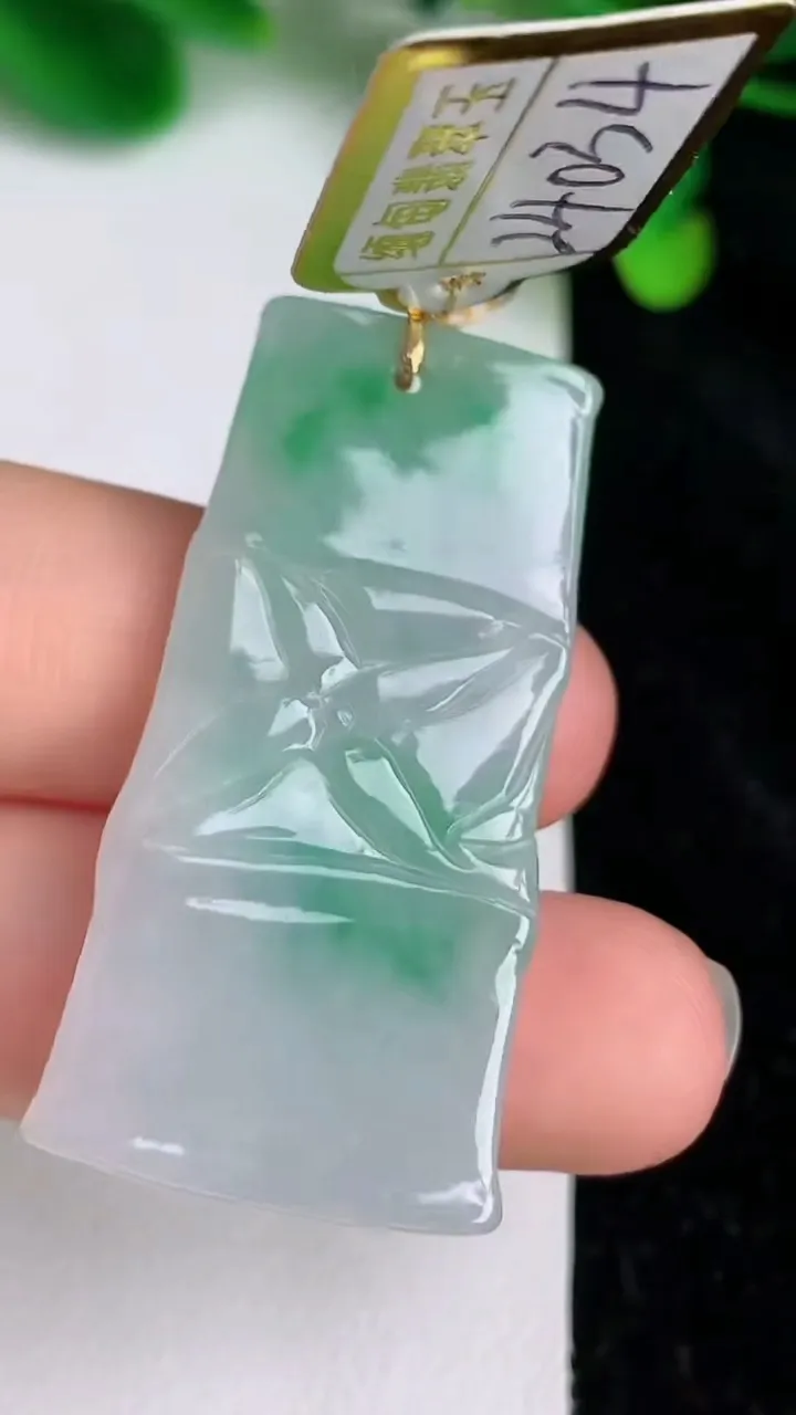 天然A货翡翠节节高升 竹节吊坠，尺寸41-20-3.6，重量:7.88g
6月20日