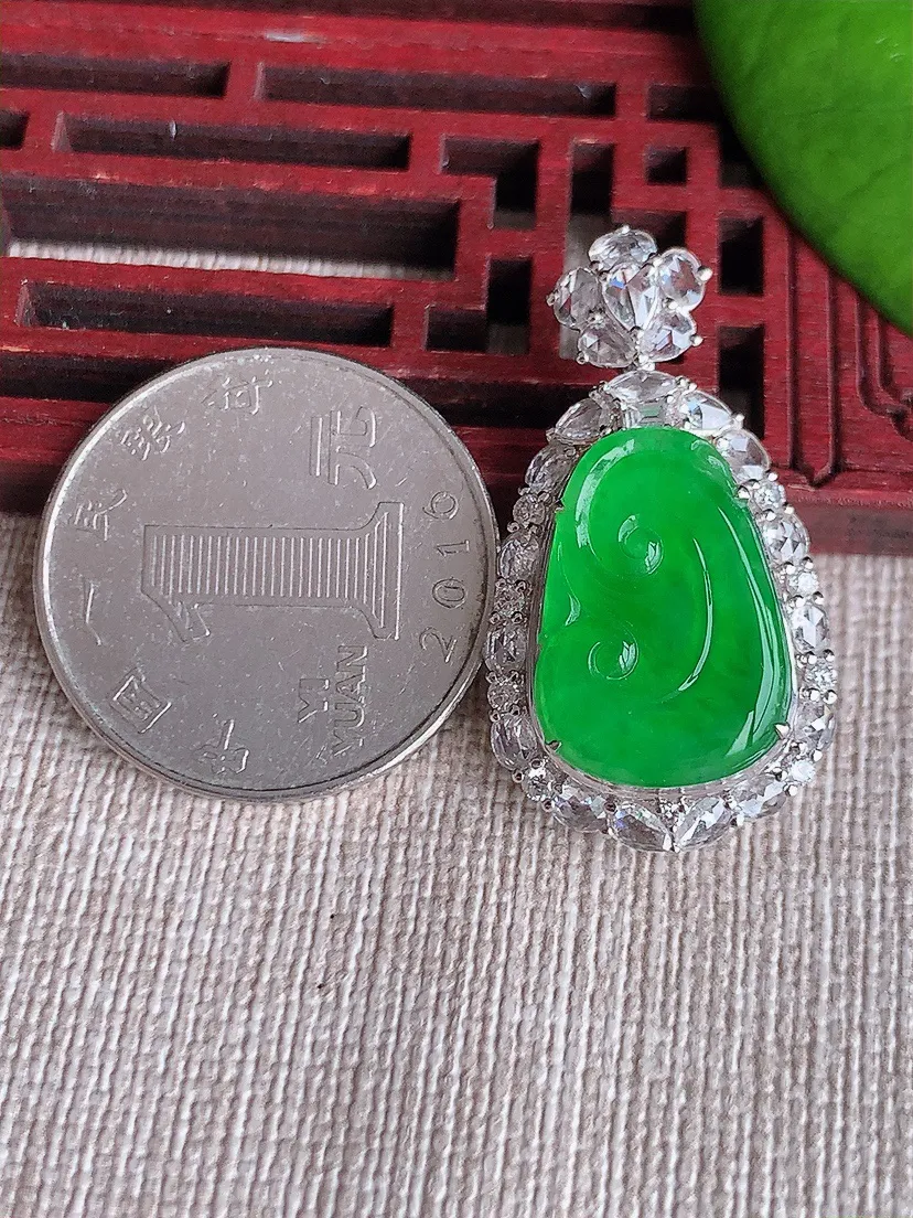 天然A货翡翠18K金伴阳绿如意吊坠尺寸32.6×17.5×9.8裸石18×12.4m量5.32g 0619