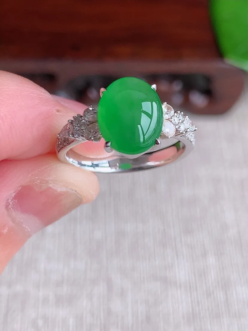 天然A货翡翠18K金伴钻镶嵌阳绿蛋面戒指 圈口17裸石尺寸10×7.7mm 重量4.14g 0619