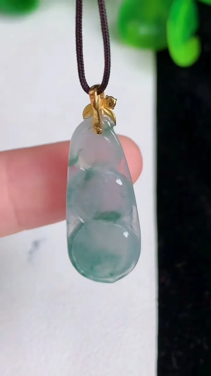天然A货翡翠种飘花福豆吊坠，尺寸26.7-11.4-5.2，重量:4.00g
6月20日