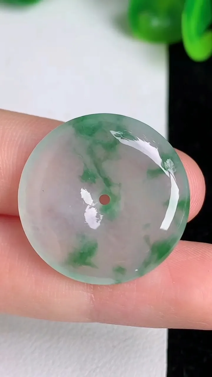 天然A货翡翠平安扣吊坠，尺寸25.6-5，重量:6.59g
6月20日
