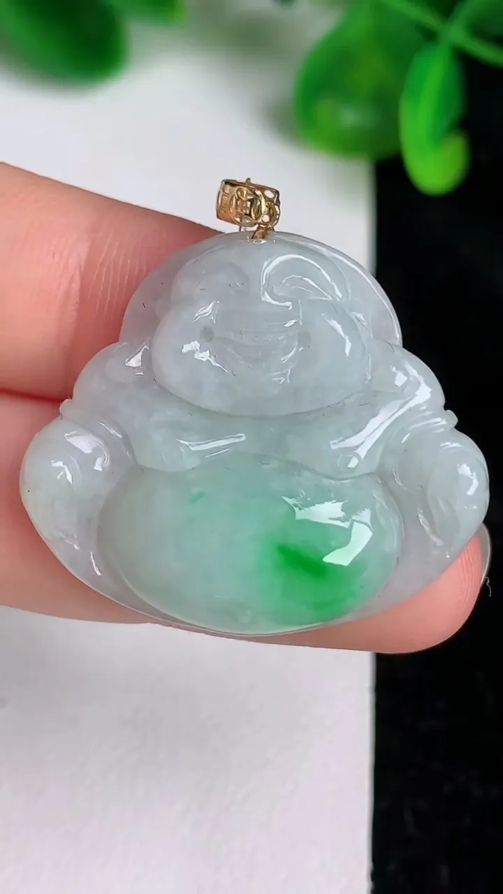 天然A货翡翠如意头吊坠，尺寸27.6-32-5.6，重量:6.96g
6月20日