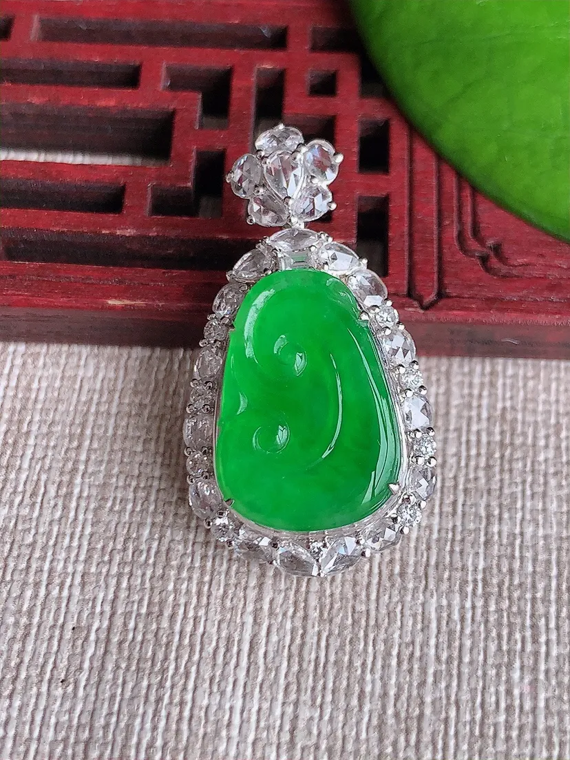 天然A货翡翠18K金伴阳绿如意吊坠尺寸32.6×17.5×9.8裸石18×12.4m量5.32g 0619