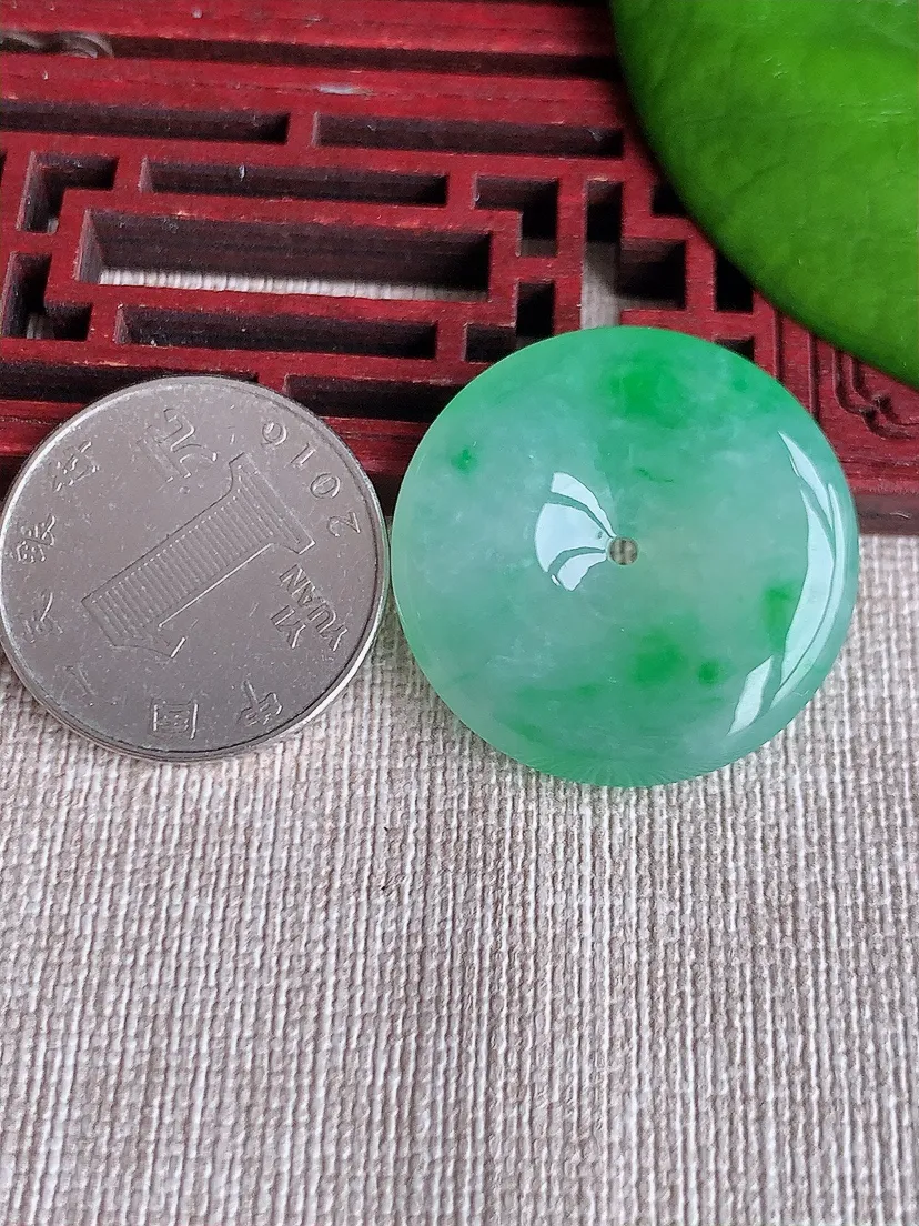 天然A货翡翠飘阳绿平安扣吊坠尺寸28.8×6m量10.53g 0619