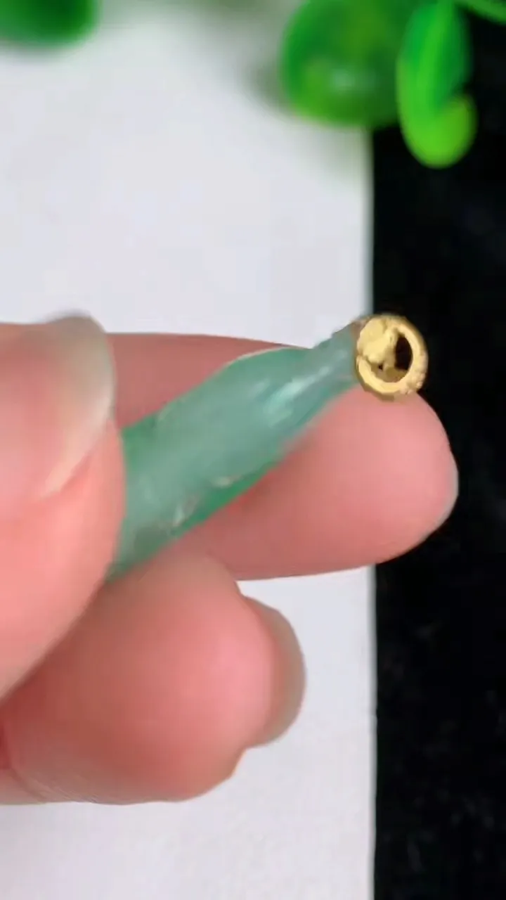 天然A货翡翠如意吊坠，尺寸27-15.6-7，重量:5.24g
6月20日