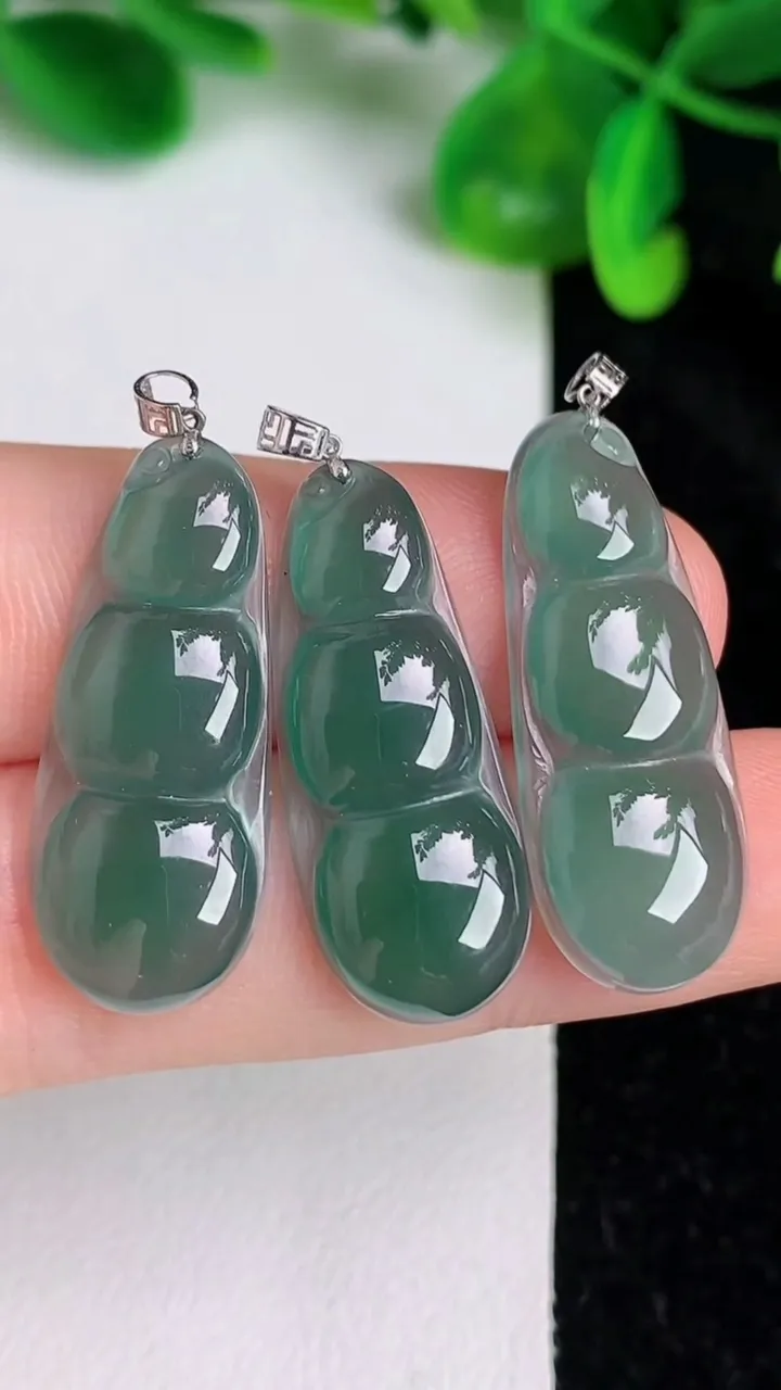 天然A货翡翠福豆一手，尺寸28.5-11.3-3.6，重量:6.25g
6月20日