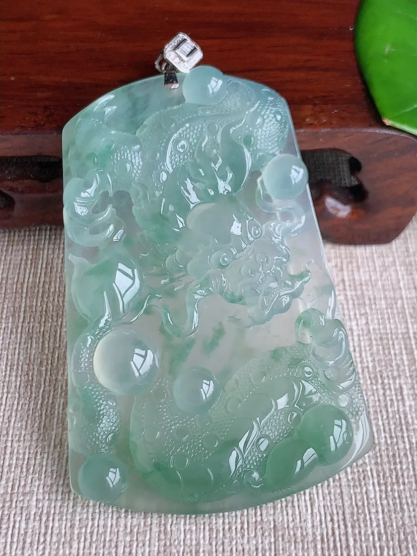天然A货翡翠18K金伴飘花龙牌吊坠尺寸70.3×62.4×40.5×6.5m量31.89g 0619