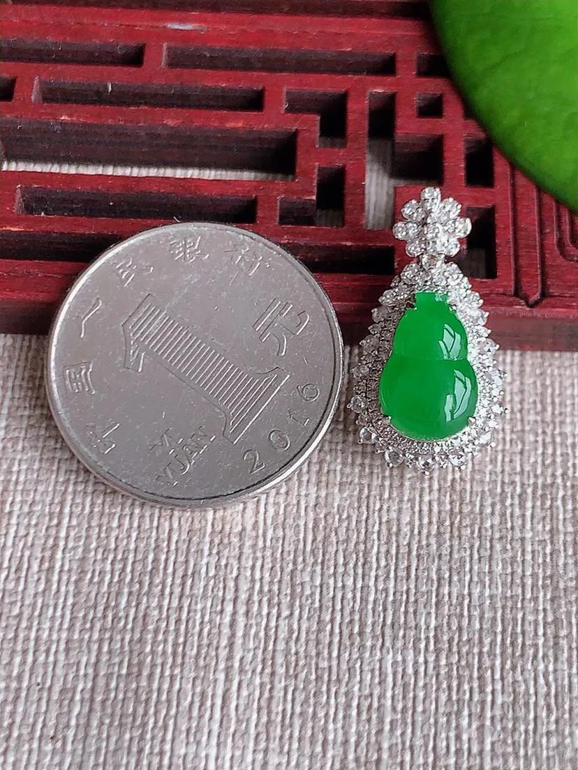 天然A货翡翠18K金伴阳绿葫芦吊坠尺寸23.7×12.8×9.8裸石11.6×7.4m量3.40g 0619