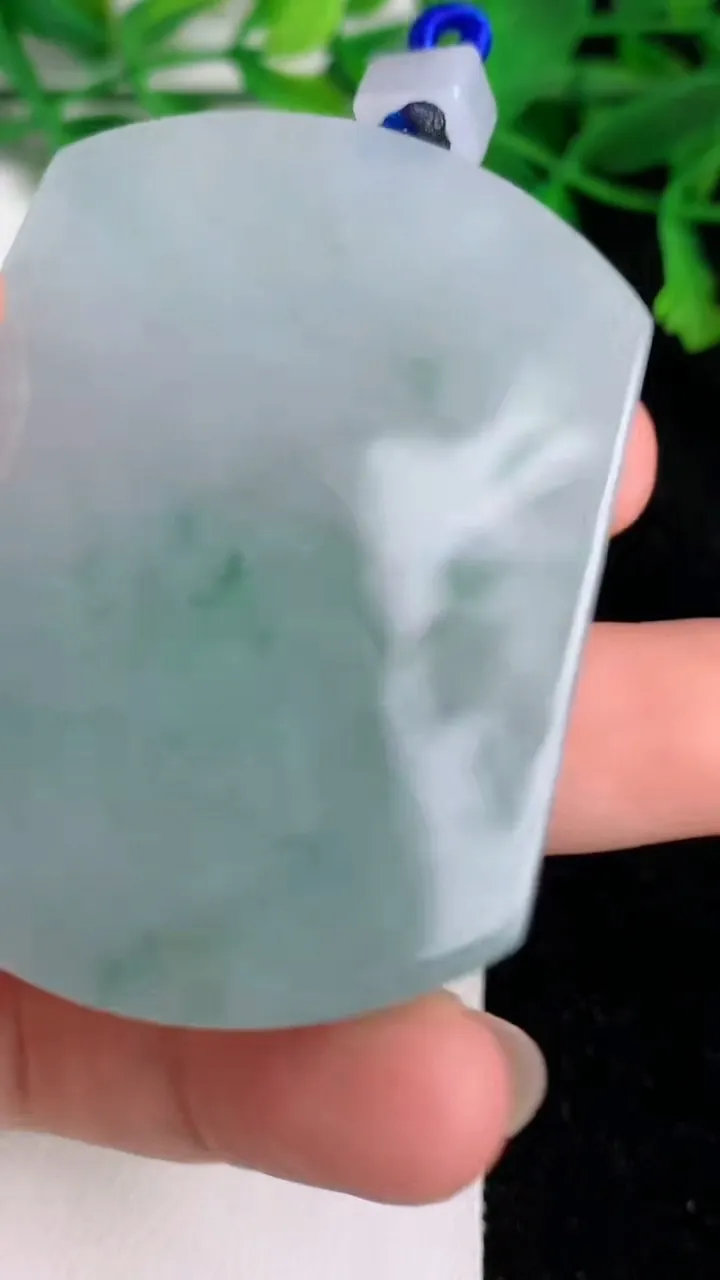 天然A货翡翠飘花无事牌吊坠，尺寸54.6-41-6，重量:39.90g
6月20日