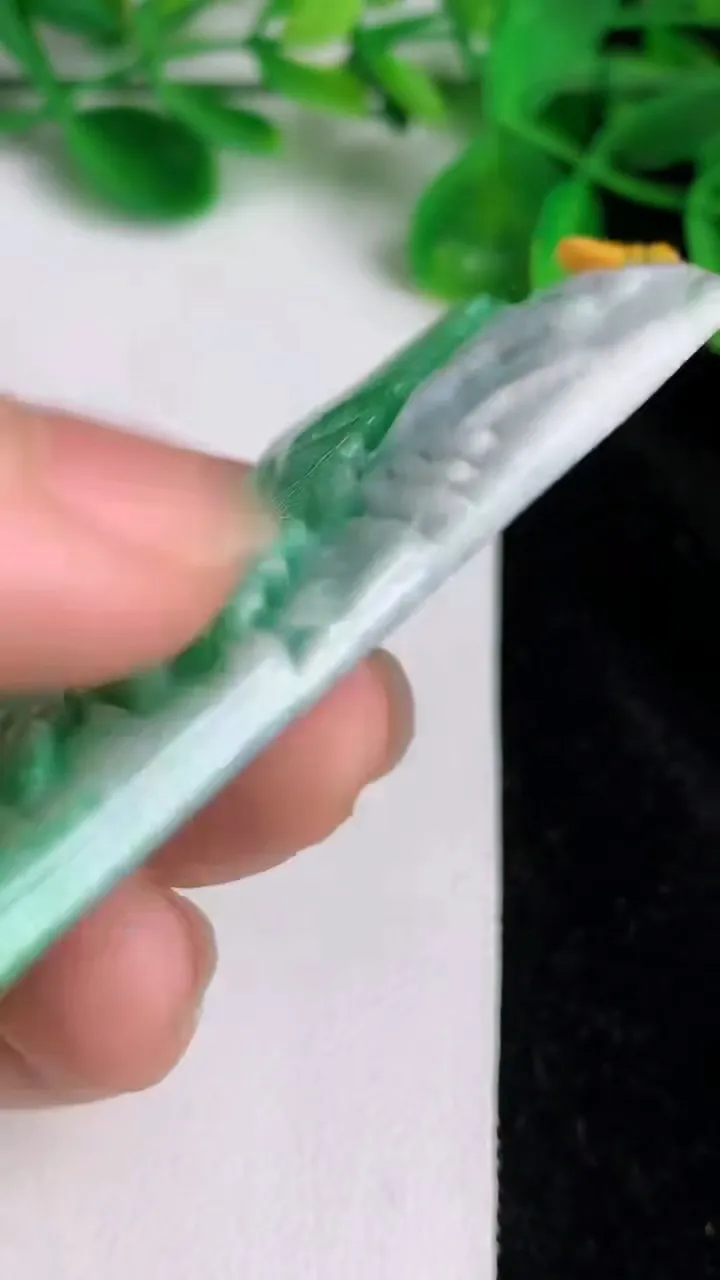 天然A货翡翠山水牌吊坠，尺寸73.8-43-6，重量:40.66g
6月20日