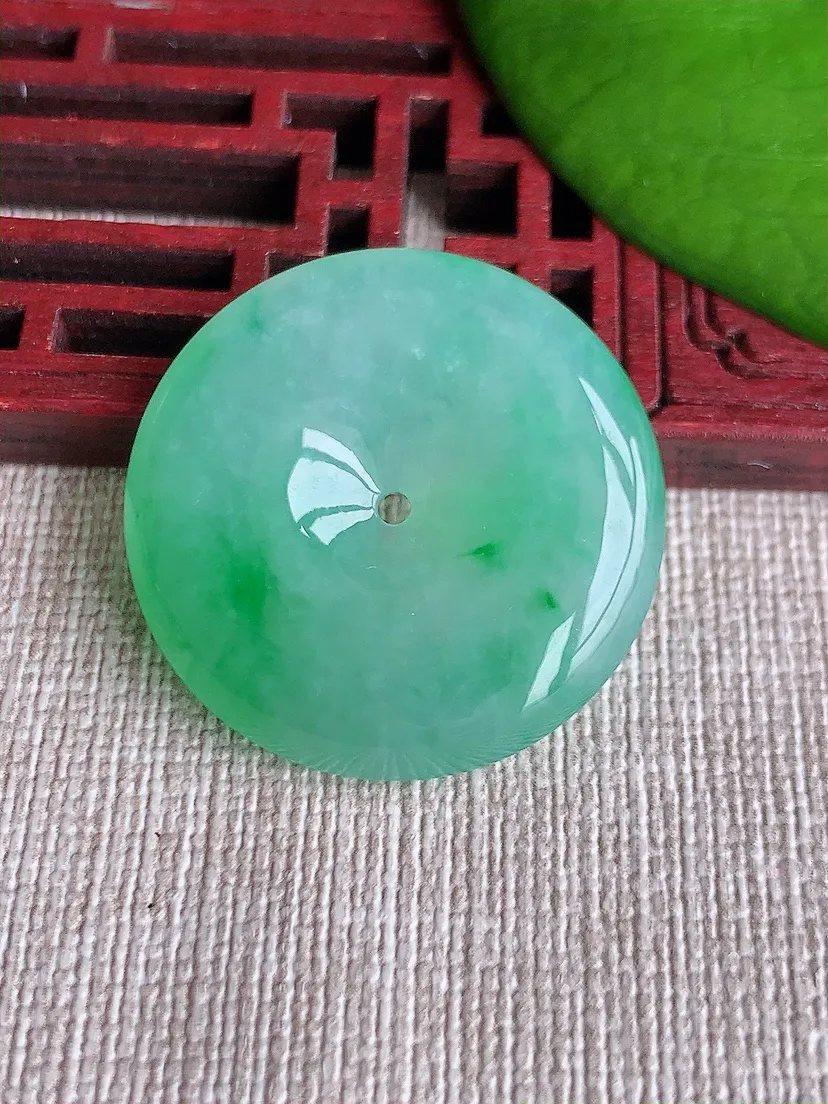 天然A货翡翠飘阳绿平安扣吊坠尺寸28.8×6m量10.53g 0619